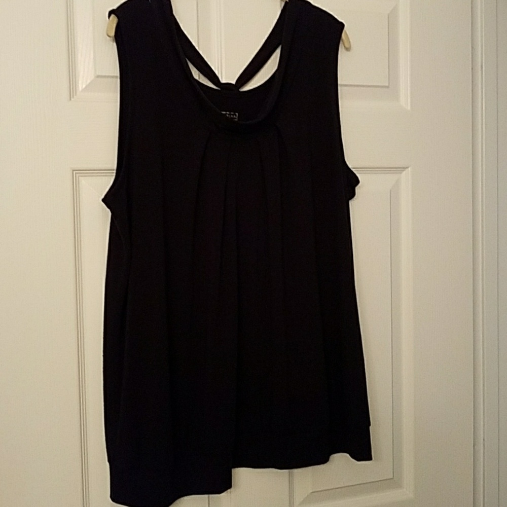Sleeveless washable black criss cross top.